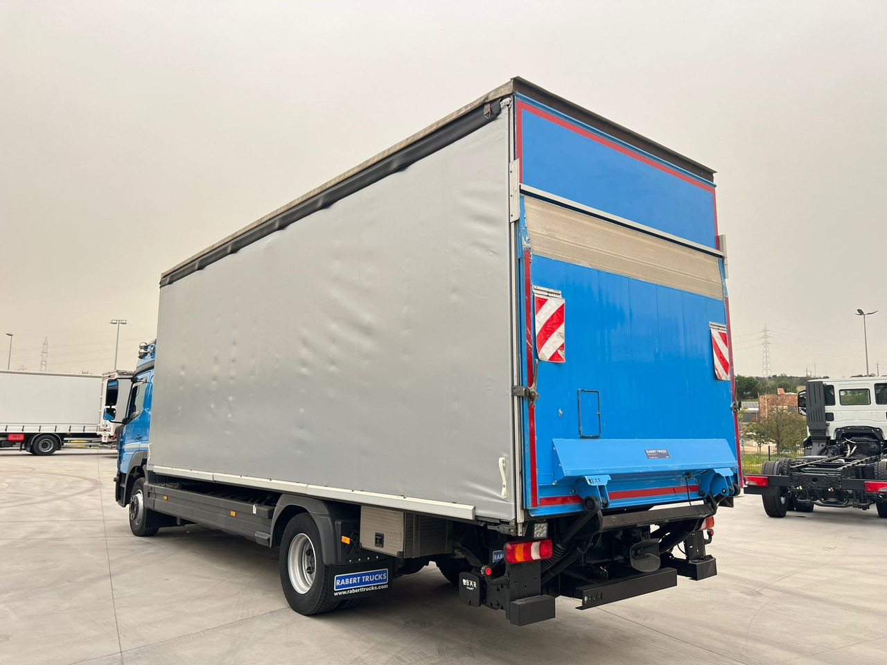 MERCEDES BENZ 13.30L Atego E6 (Tauliner) - Kamion me tendë: foto 4 MERCEDES BENZ 13.30L Atego E6 (Tauliner) - Kamion me tendë: foto 4