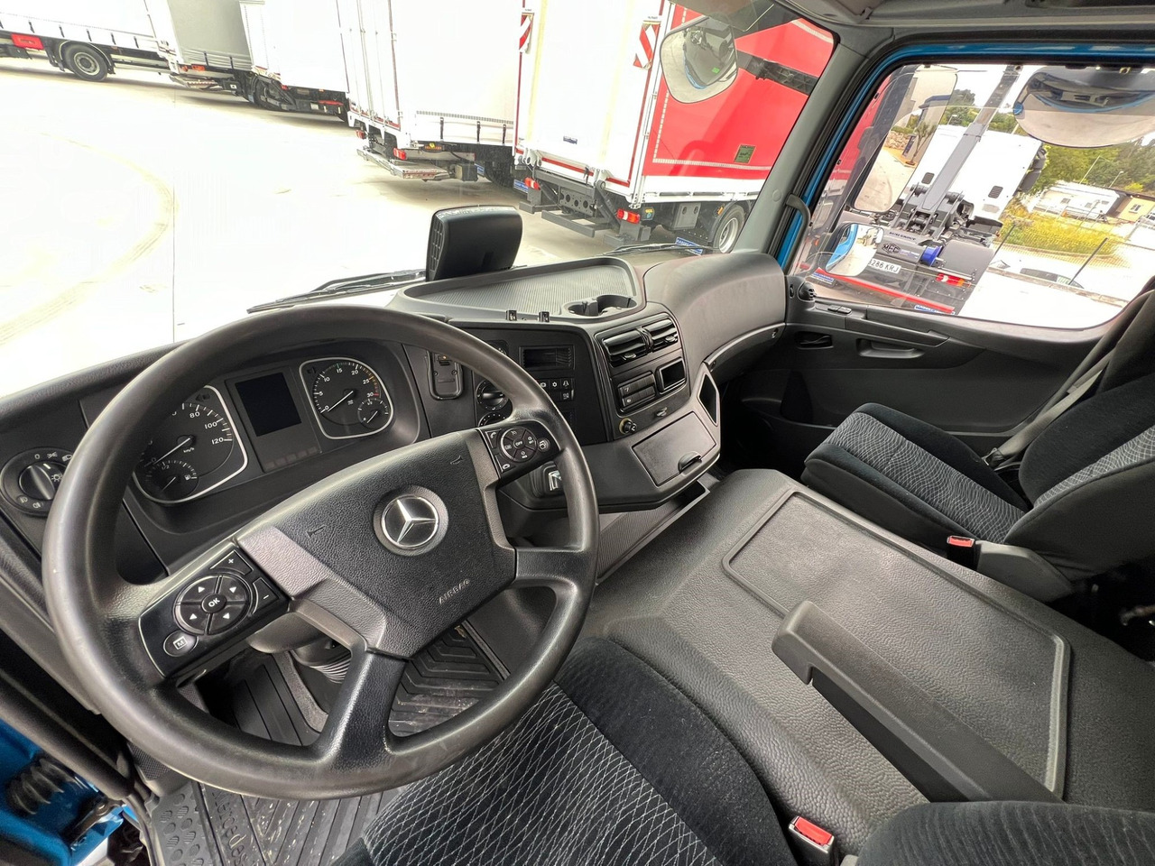 MERCEDES BENZ 13.30L Atego E6 (Tauliner) - Kamion me tendë: foto 5 MERCEDES BENZ 13.30L Atego E6 (Tauliner) - Kamion me tendë: foto 5