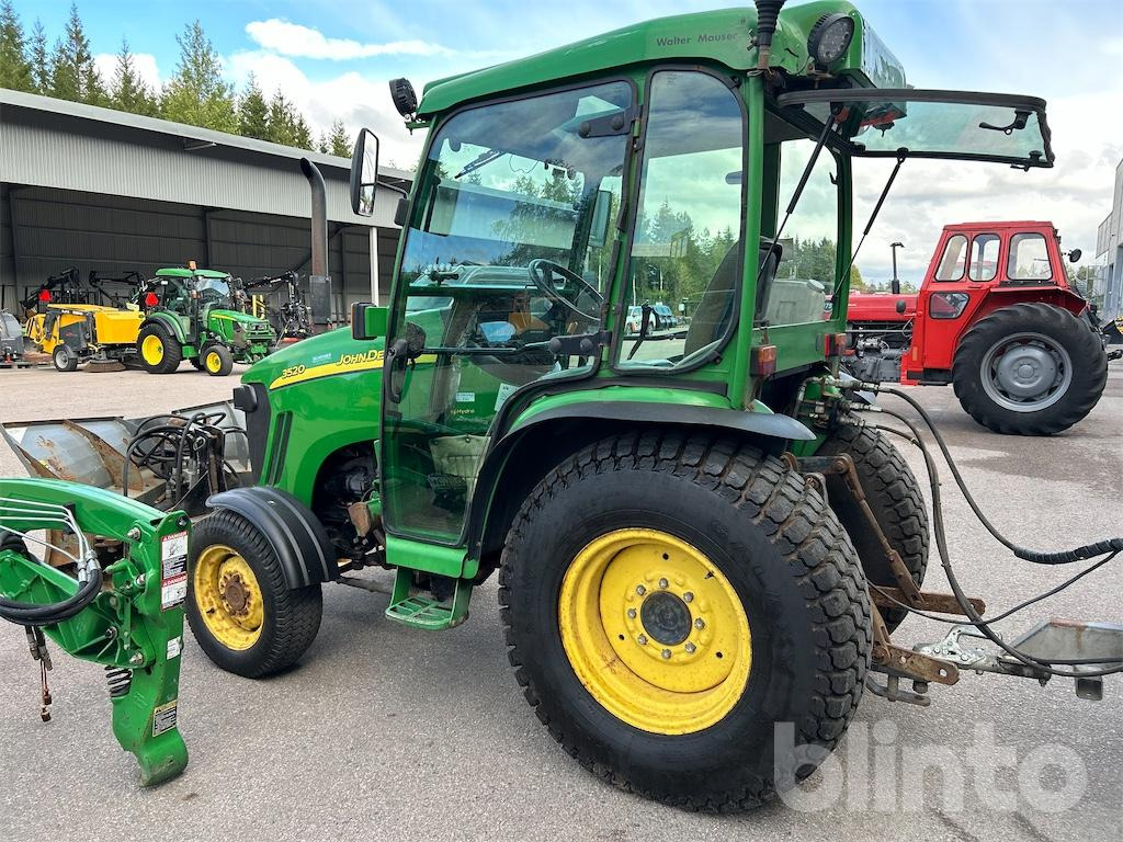 JOHN DEERE 3520 - Traktor: foto 3 JOHN DEERE 3520 - Traktor: foto 3