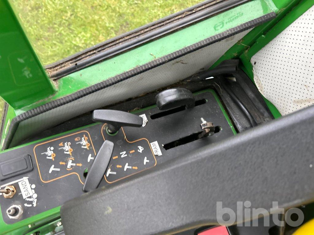 Korrëse bari i kopshtit John Deere 1565 Series II 4WD: foto 45
