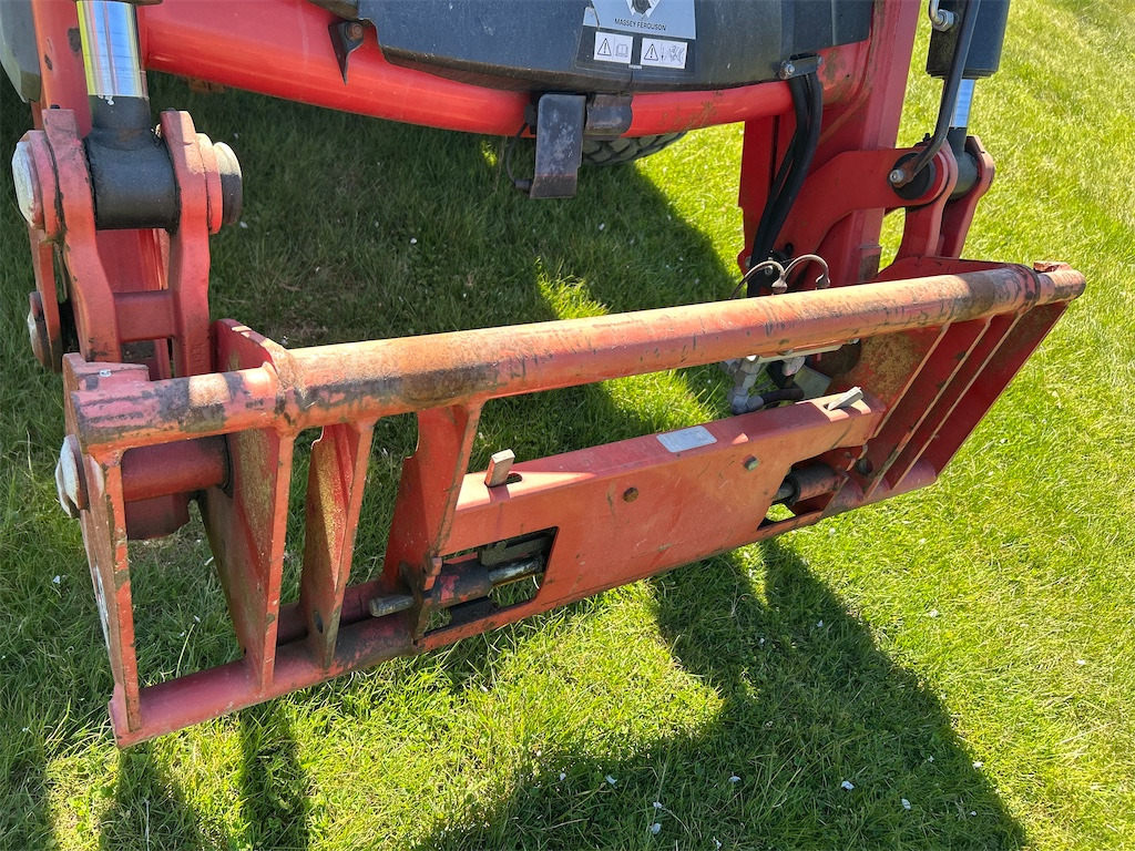 Traktor MASSEY FERGUSON 5435 med frontlastare och redskap: foto 9