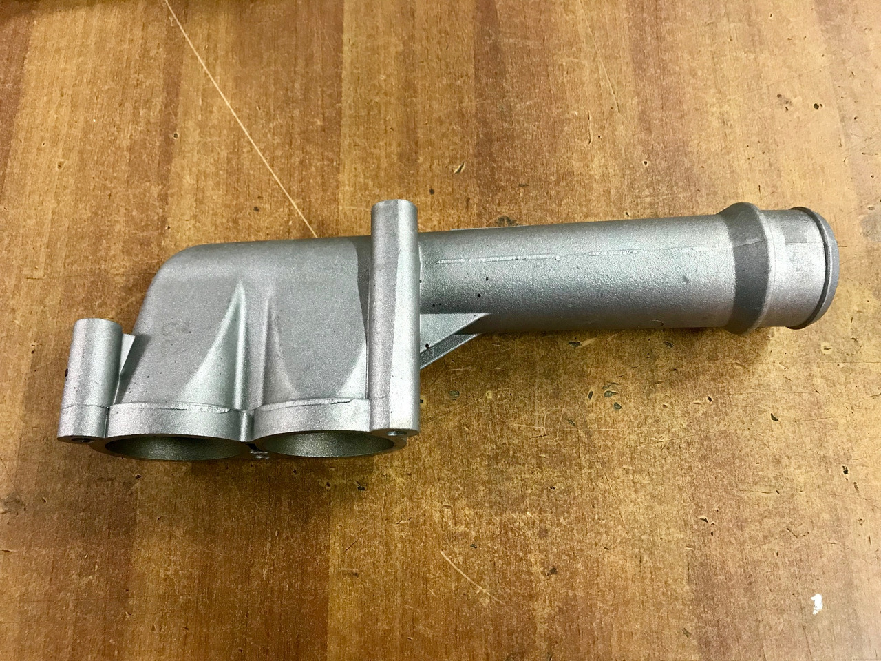 GOMITO LIQUIDO RAFFREDDAMENTO SU SCATOLA TERMOSTATO PER MOTORI MAN D2066 - D2676 - Sistemi i ftohjes për Kamioni: foto 3 GOMITO LIQUIDO RAFFREDDAMENTO SU SCATOLA TERMOSTATO PER MOTORI MAN D2066 - D2676 - Sistemi i ftohjes për Kamioni: foto 3