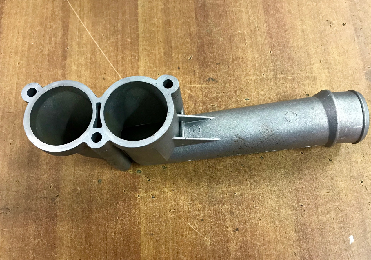 GOMITO LIQUIDO RAFFREDDAMENTO SU SCATOLA TERMOSTATO PER MOTORI MAN D2066 - D2676 - Sistemi i ftohjes për Kamioni: foto 4 GOMITO LIQUIDO RAFFREDDAMENTO SU SCATOLA TERMOSTATO PER MOTORI MAN D2066 - D2676 - Sistemi i ftohjes për Kamioni: foto 4