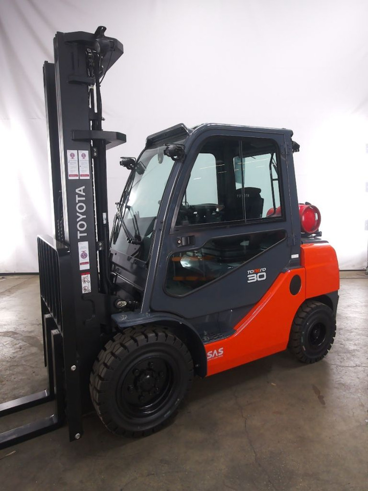 Toyota 02-8FGF30 - Pirun më gaz: foto 1 Toyota 02-8FGF30 - Pirun më gaz: foto 1