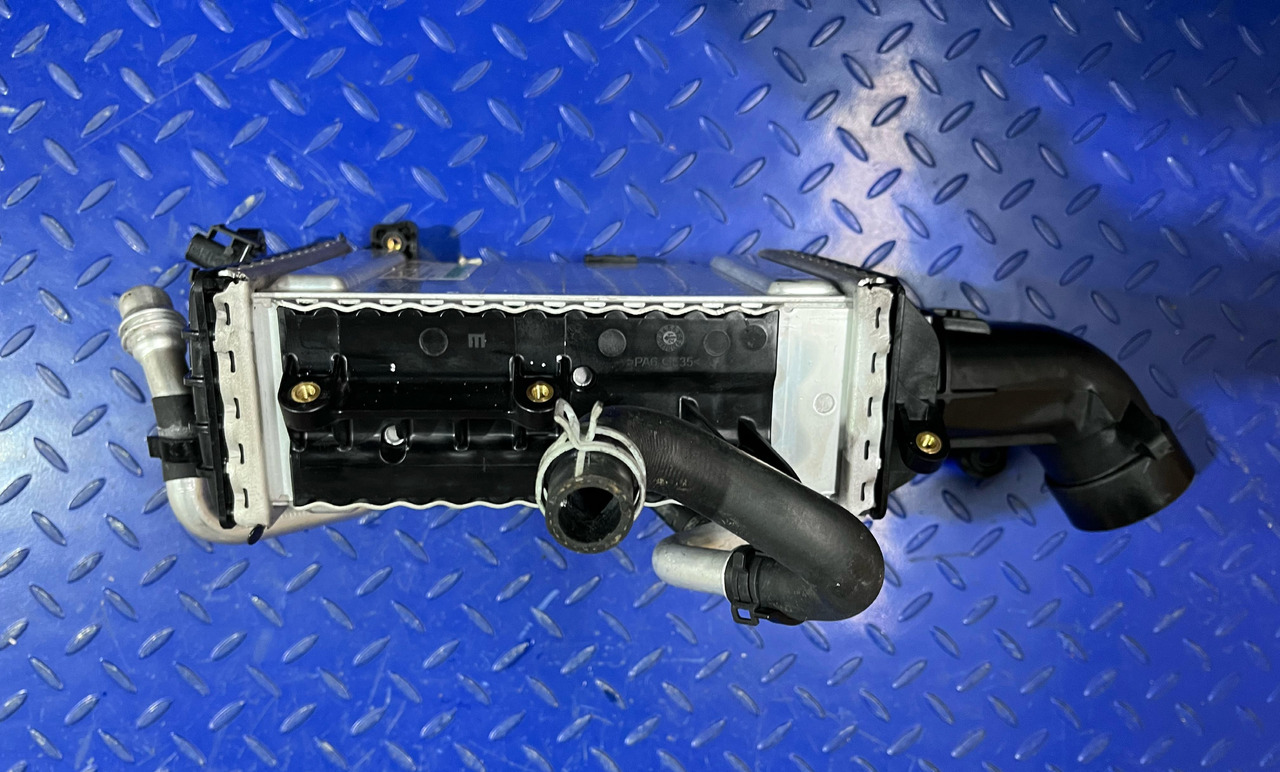 MAHLE Mercedes Benz A6560903900 - Ftohësi i ndërmjetëm: foto 2 MAHLE Mercedes Benz A6560903900 - Ftohësi i ndërmjetëm: foto 2