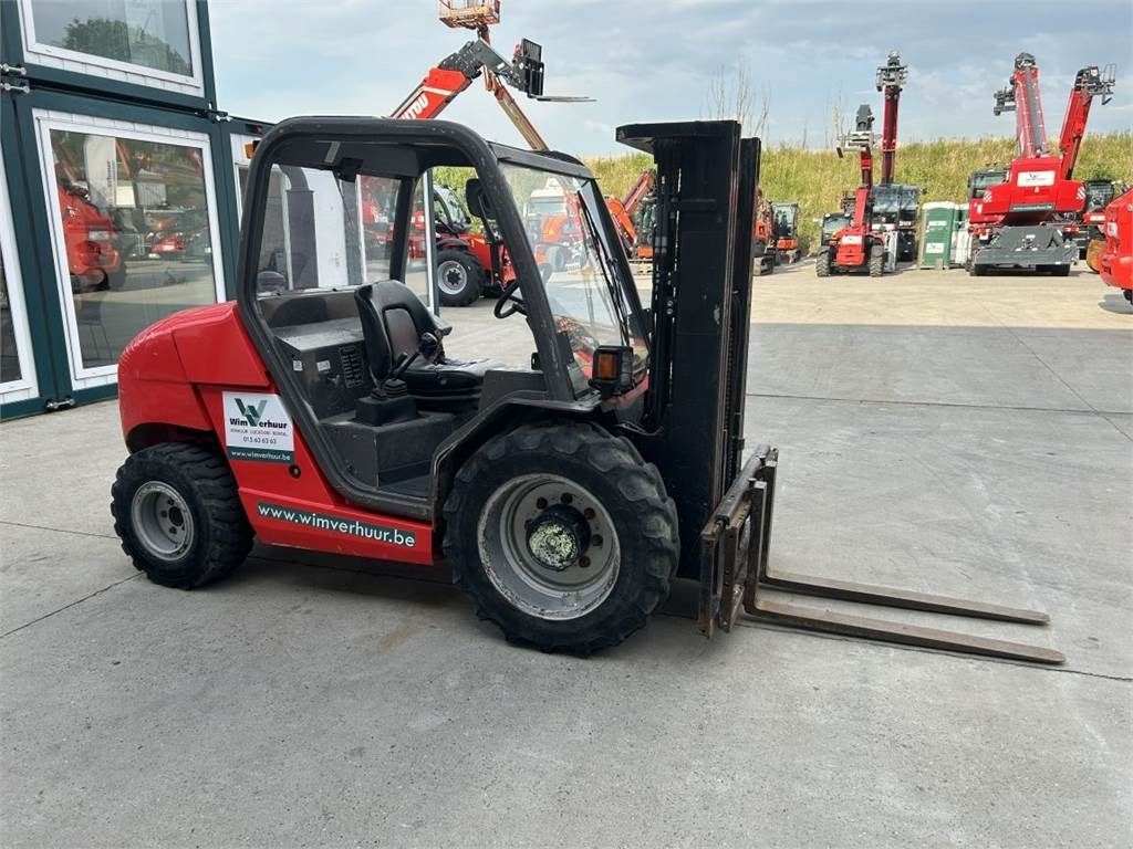 Manitou MH25-4 - Ngarkues me pirun për terren të ashpër: foto 2 Manitou MH25-4 - Ngarkues me pirun për terren të ashpër: foto 2